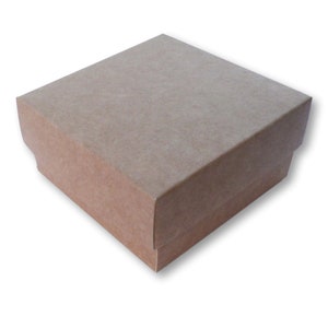 Puede incluir: Una caja cuadrada de cartón marrón con tapa. La caja está hecha de papel reciclado y tiene un aspecto natural y rústico.