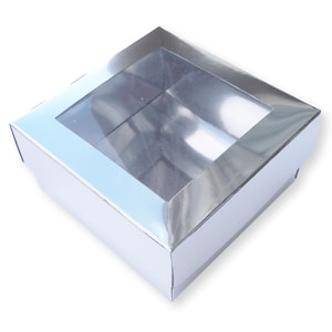 Puede incluir: Una caja de regalo plateada con una ventana de plástico transparente en la parte superior. La caja está vacía.