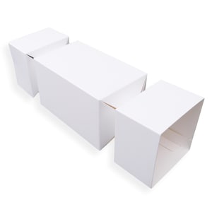 Pak met 20 kleine witte geschenkverpakkingen crackers, kerstcrackers, chocolaatjes, snoep, gebak, cadeaus