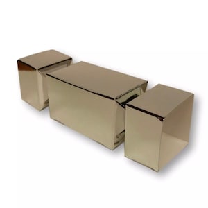 Puede incluir: Un cracker de Navidad de cartón dorado con tres secciones. El cracker está diseñado para ser tirado, revelando un pequeño regalo o un dulce en su interior.