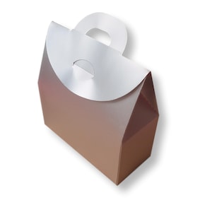 Puede incluir: Una bolsa de regalo blanca con asa. La bolsa está hecha de cartón y tiene un color marrón claro. La bolsa es perfecta para pequeños regalos o favores.