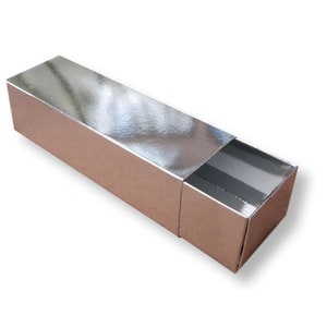 1 kleine geschenkdoos met zilveren rol, bloem, roos, wenskaarten, sieraden, taarten, cadeaus