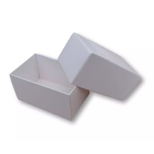 Puede incluir: Una caja de cartón blanca con tapa. La caja está vacía y la tapa está abierta.