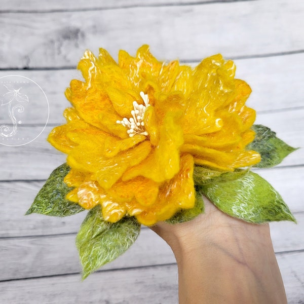 Filz Blume, Brosche, 11 cm, gefilzt, Vintage, gelb, hellgrün, Haarklammer, Haarspange, Pion