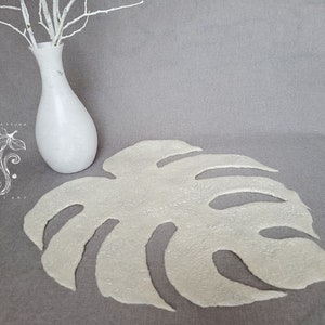 Felted table runner, table decoration, monstera leaf, winter decoration, Christmas decoration, white, wool, silk fibers, 44 x 39 cm