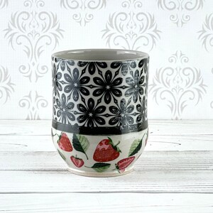 Strawberry Floral 16 once tasse, tasse en céramique faite à la main, jolie tasse en céramique, transferts sous glaçure, conception de patch de fraise, papier peint floral