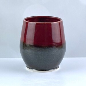 Tasse rouge et noire de 22 onces, tasse en céramique faite à la main, tasse en céramique mignonne, transferts sous glaçure, conception de patch de fraise, papier peint floral