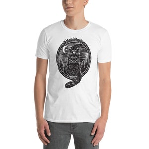 May include: White t-shirt with a black and white illustration of a cat sitting in a circle with the text "J&auml;la G&ouml;ttin" around it.
