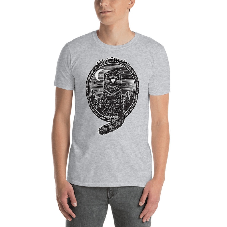 May include: A gray t-shirt with a black and white illustration of a cat sitting in front of a moon and trees. The text "J&auml;laf&auml;&ouml;tturid&ouml;" is written in a circle around the cat.