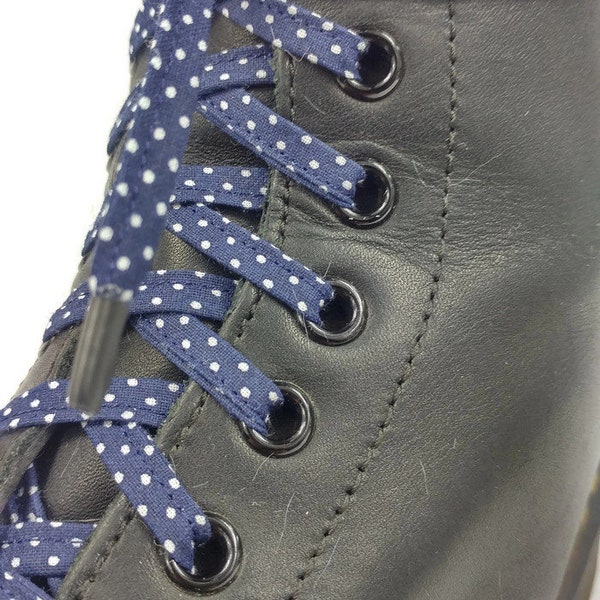 Super Lacets mini pois blancs sur fond bleu marine en tissus ,faits à la main au Québec. Embouts plastifiés, Dr Martens, Converse, polka dot