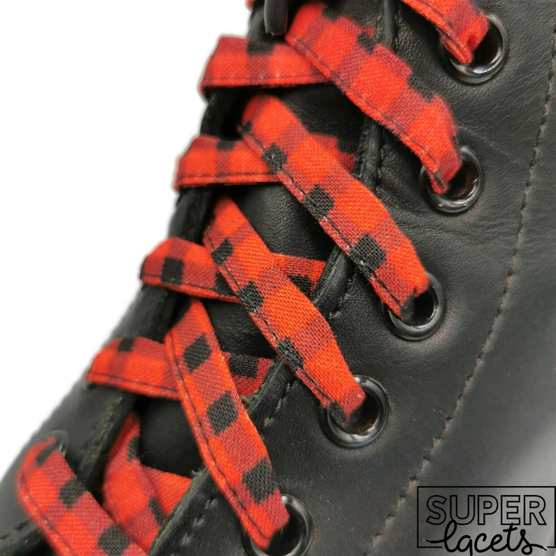 Lacci Super Rinforzati in Tessuto a Scacchi Rossi e Neri 2.0. Punte plastificate. Per Dr Martens, Converse, Vans. Lacci per skateboard immagine 3