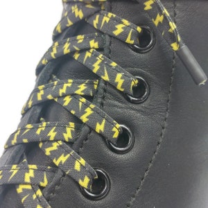 Super lightning and lightning laces, black and yellow, in fabrics, handmade in Quebec. Plasticized tips. Dr Martens, Converse, Vans, repro