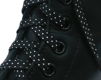 Super lacci con mini pois bianchi su fondo nero in tessuto, realizzati a mano in Quebec.  Puntali plastificati, Dr Martens, Converse, Vans