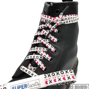 Super XOXO Laces, cuddly kisses, hearts, friends, in fabric. Plasticized tips. Dr. Martens, Converse, vans. Long lengths. Large 8 trous /54"