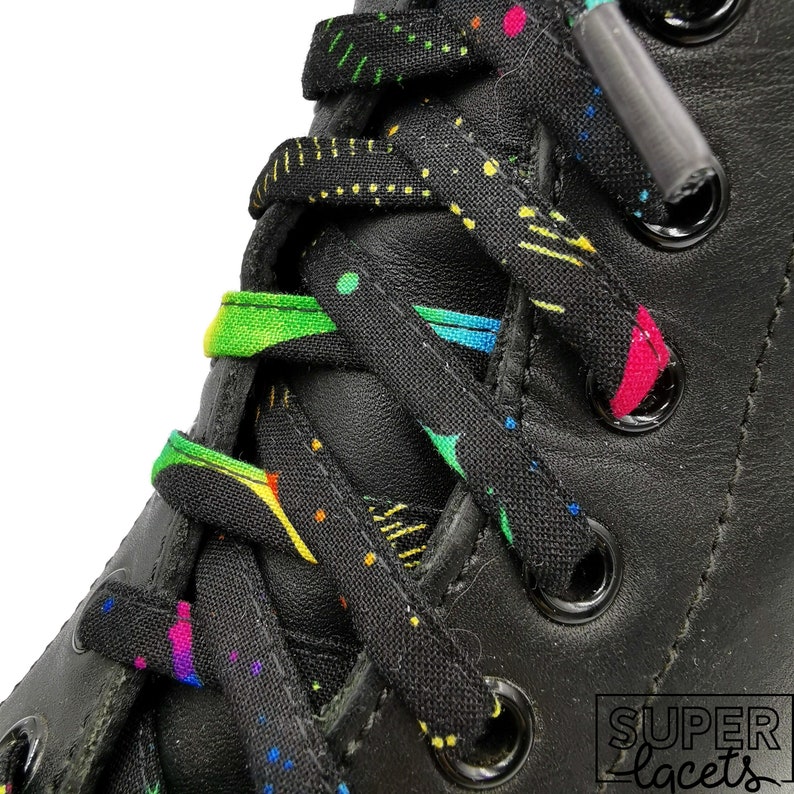 Super Rainbow Moon-Stoffschnürsenkel, handgefertigt in Quebec. Plastifizierte Spitzen. Dr. Martens, Converse, Rainbow LGBTQI Pride Pride Bild 1