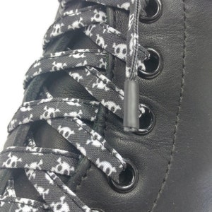 Super pirate flag laces, gray and white, in fabric. Skull, skull. Plasticized tips. Dr Martens, Converse, Vans, repro