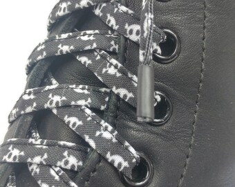 Lacci super con bandiera pirata, grigi e bianchi, in tessuto. Testa di morto, teschio. Punte rivestite in plastica. Dr. Martens, Converse, Vans, riproduzioni