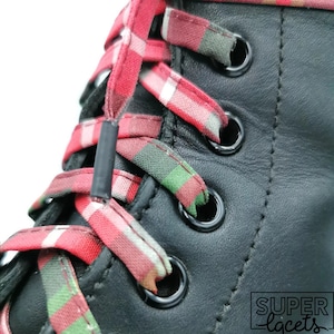 Super Christmas Laces &quot;Ugly Sweater&quot; Green and red fabric squares, handmade in Quebec Plastic tips Dr Martens, Converse repro