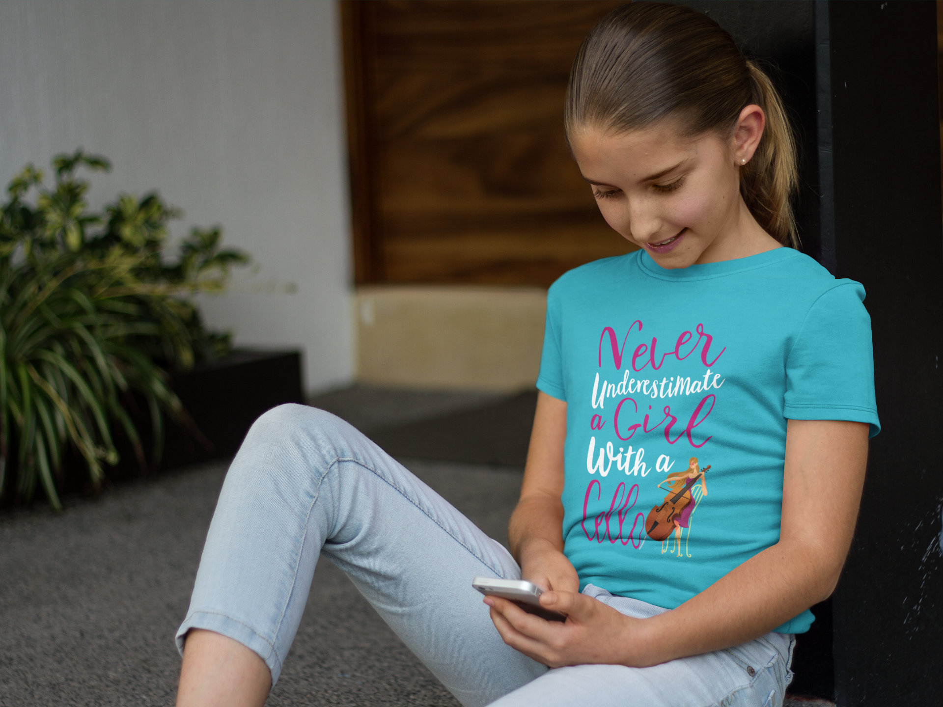 Maglietta 'Never Underestimate A Girl With A Cello' - T-shirt A Maniche Corte Con Frase Per Violoncelliste