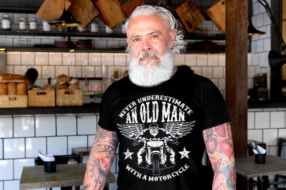 Ne sous-estimez jamais un vieil homme avec un t-shirt moto 