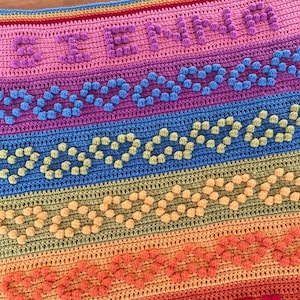 Bommel-Herz-Namensdecke-Muster von Melu Crochet - Personalisierbare Regenbogen-Decke - Erstellen Sie Ihre eigene Namenskarte - Modernes Baby Polka Dot / Bubble