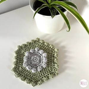 a pattern that starts with a face scrubby, then grows to a washcloth, shower mat, bath mat and finally a bath runner.