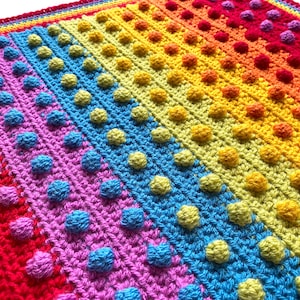 Nowoczesny wzór na koc Bobble Rainbow Blanket firmy Melu Crochet Baby Afghan, kołdrę i pled dla dzieci unisex/chłopca/dziewczynki lub do domu