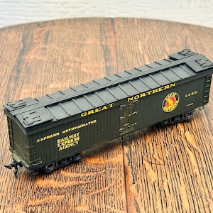 Vintage Great Northern Express Reefer 50ft car, HO Scale (1:87), No box, c.1950’s-1960’s.
