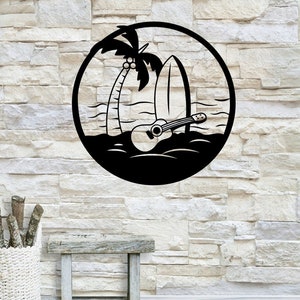 Puede incluir: Arte de pared de metal negro con una palmera, dos tablas de surf y un ukelele en una escena de playa.
