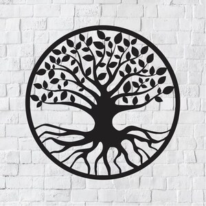 Pode incluir: Arte de parede de metal preto com um design de &aacute;rvore da vida com ramos e ra&iacute;zes intrincados. A &aacute;rvore &eacute; cercada por uma moldura circular.