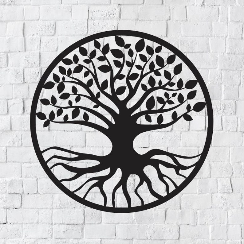 Pode incluir: Arte de parede de metal preto com um design de &aacute;rvore da vida com ramos e ra&iacute;zes intrincados. A &aacute;rvore &eacute; cercada por uma moldura circular.