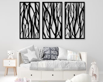 Pode incluir: Três painéis de decoração de parede de metal preto com um design de galhos de árvore. Os painéis são retangulares e têm um estilo simples e moderno.