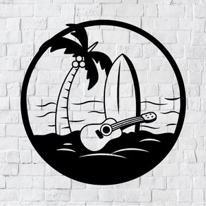 Puede incluir: Dise&ntilde;o en silueta en blanco y negro de una palmera, una tabla de surf y un ukelele en una playa con olas. El dise&ntilde;o est&aacute; en un c&iacute;rculo.