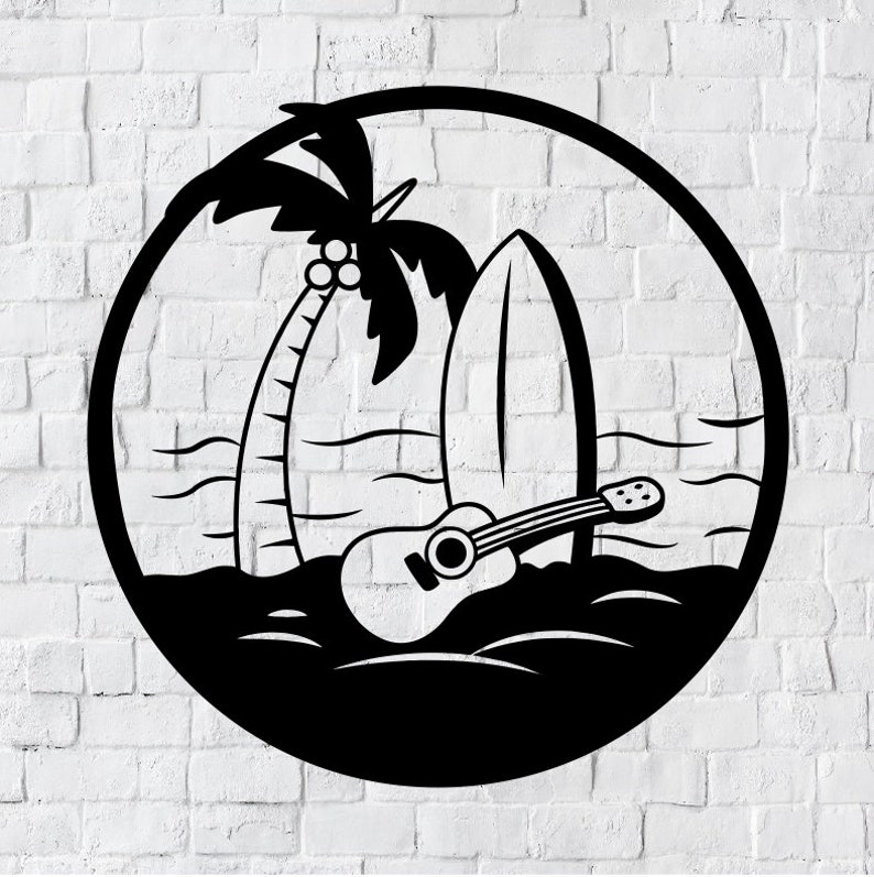 Puede incluir: Dise&ntilde;o en silueta en blanco y negro de una palmera, una tabla de surf y un ukelele en una playa con olas. El dise&ntilde;o est&aacute; en un c&iacute;rculo.