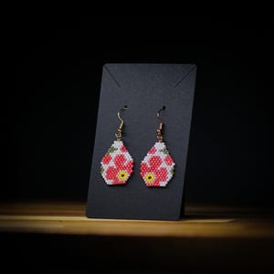 Peyote stitch: flower design earrings