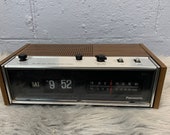 Vintage 1970s Panasonic Flip Clock Alarm Clock Radio Am Fm Plug Battery WooD Grain Faux Wood Flip Numbers Vintage Clock Boho Home 70s Decor