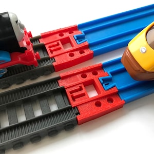 Trainlab Adapter kompatibel mit Trackmaster (2014+) auf plarail (blau) Zugschienen (2 Stück)