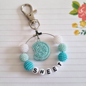 Planner Charm grande, Dangle Charm con cuentas de letras dulces, plateadas, blancas y azules