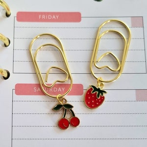 Set di graffette di 2 graffette a cuore con ciliegie e fragole pendenti, clip per pianificatore, segnalibro per pianificatore, accessori per pianificatore di bullet journal