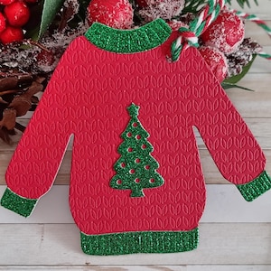 Étiquette cadeau faite à la main en forme et aspect de pull tricoté