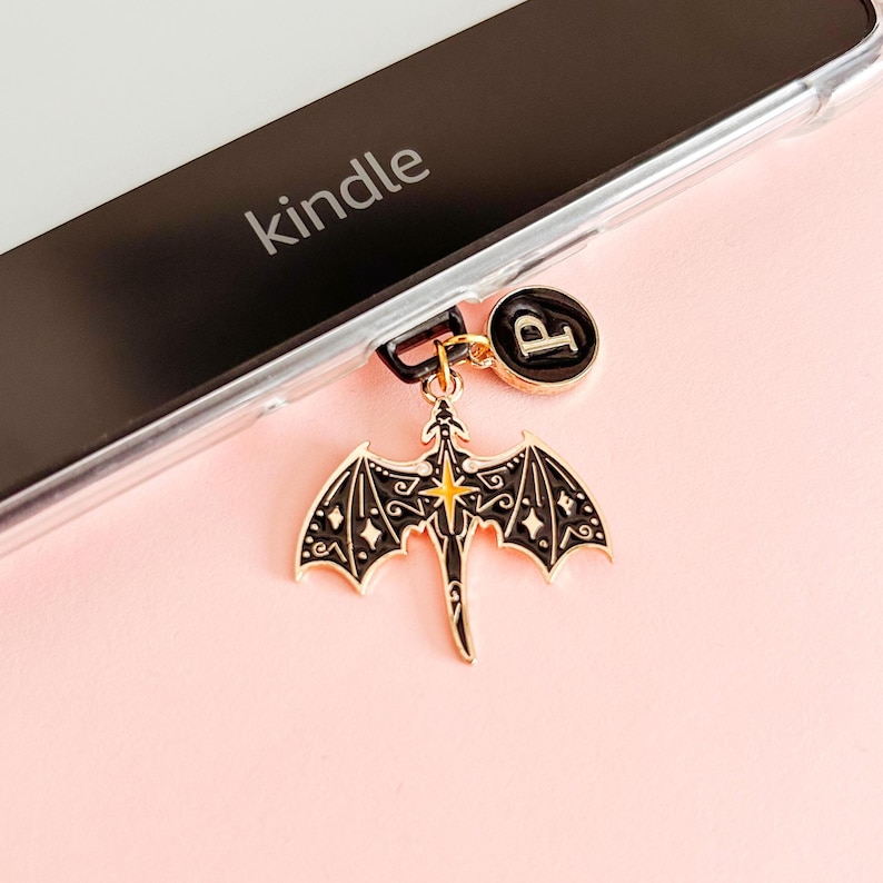 Mystischer schwarzer Drache als Kindle Charm – inklusive Wunschinitiale. Perfekt für Fantasy-Fans & Booktok-Lovers.