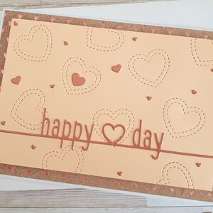 Carte de Saint-Valentin faite à la main | Bonne journée du cœur | Papier kraft, or rose et détails romantiques | A6 avec enveloppe