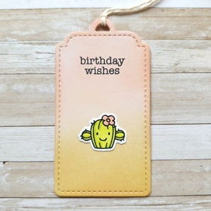 Etichetta regalo auguri di compleanno cactus, realizzata e colorata a mano
