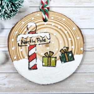 Etichette regalo in legno dipinte a mano per Natale: uniche e fatte a mano