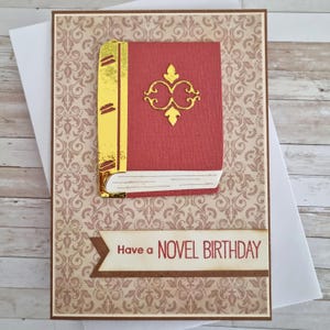 Carte d'anniversaire faite à la main pour les amateurs de livres - style vintage avec des accents dorés