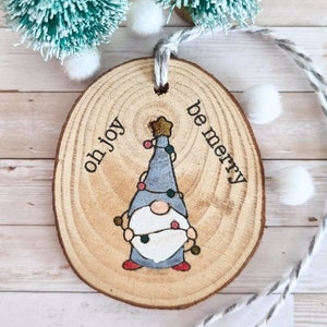 Etichetta regalo in legno Gnomo natalizio invernale colorato a mano fatto a mano