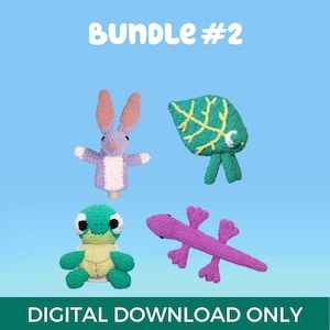 Könnte beinhalten: Eine Sammlung von vier gehäkelten Stofftieren: ein lila Hase, ein grünes Blatt, eine grün-gelbe Schildkröte und eine lila Eidechse. Der Text "BUNDLE #2" steht oben und "DIGITAL DOWNLOAD ONLY" unten, alles vor blauem Hintergrund.