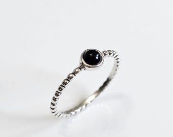 Bague onyx en argent sterling, bague perlée minimaliste pour femme, bague superposée, bague pointeur, estampée 925, bague d'anniversaire, cadeau pour elle