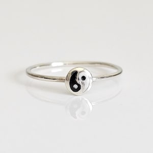 Sterling Silver Dainty Yin-Yang Ring, Minimalist Yin Yang Ring, Yin Yang Jewelry, Spiritual Jewelry, Protection Ring, Yoga Jewelry