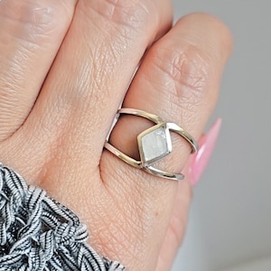 Anillo de piedra lunar en plata de ley, minimalista, para mujer, apilable, con sello 925, para aniversario, regalo para ella.